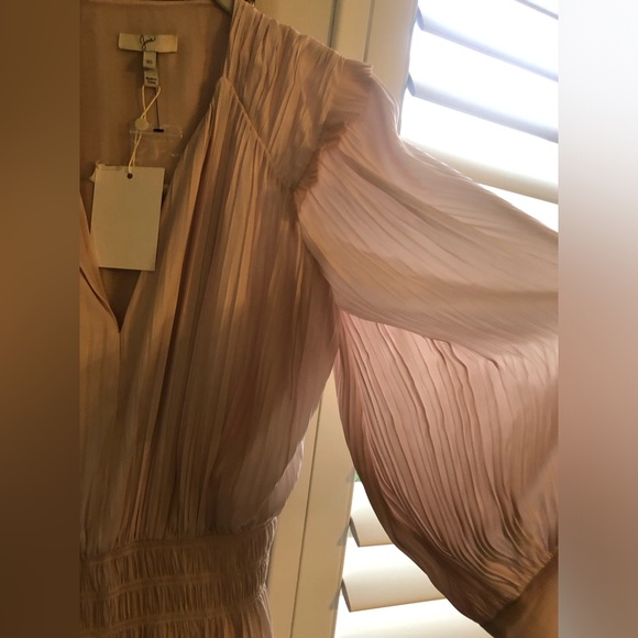 The most girly dress you’ll ever wear 💗 - Picture 7 of 9